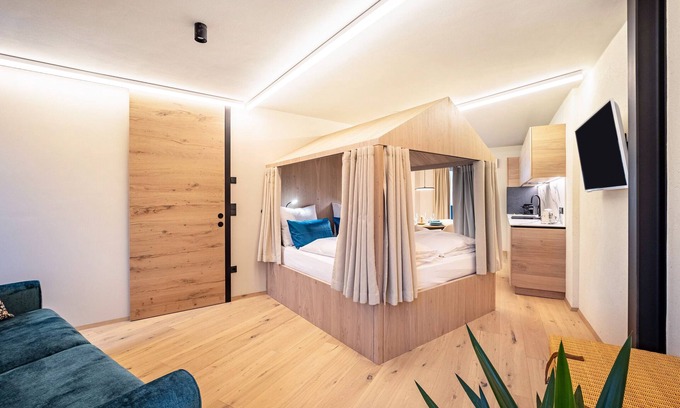 Old Town Apartment | Studio Apartment 'Avia Living Elisabeth' with Mountain View and Wi-Fi