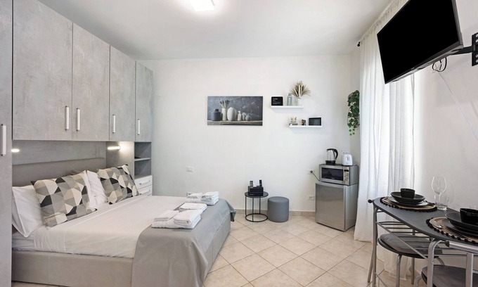 Altare Apartment | Studio Apartment 'Edda's Apartment' with Balcony, Wi-Fi and Air Conditioning