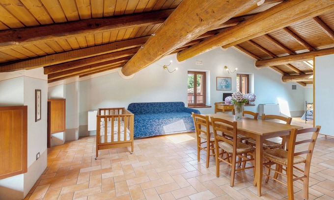 Monzambano Apartment | Studio Apartment 'Fiordaliso' with Shared Garden, Wi-Fi and Air Conditioning