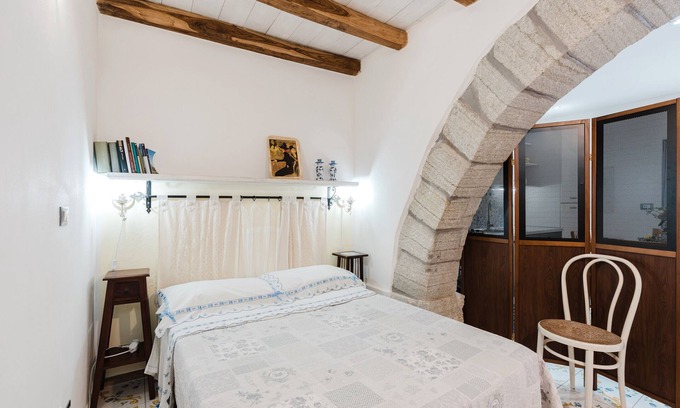 Calatafimi Apartment | Studio Apartment 'Flat Calatafimi Segesta' with Wi-Fi and Air Conditioning