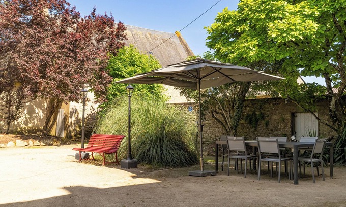 Saint-Herblain Apartment | Studio Apartment 'Manoir De L' Aisnerie - St Exupéry' with Shared Garden and Wi-Fi