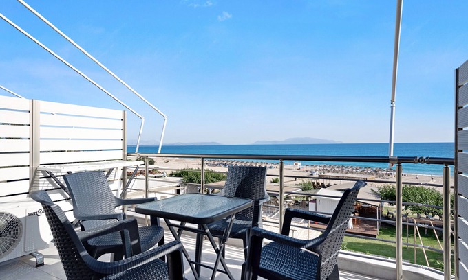Pidima Kyras Apartment | Studio Apartment 'Iguana 17' with Sea View, Wi-Fi and Air Conditioning
