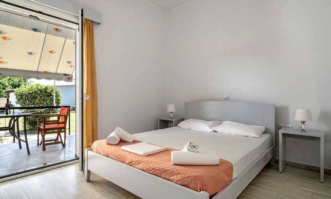 Zalongo Apartment | Studio Apartment 'Labros 2' with Mountain View, Wi-Fi and Air Conditioning