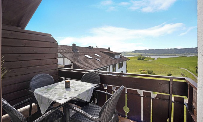 Oy-Mittelberg Apartment | Studio Apartment 'Loft Mit Seeblick Und Innenpool' with Lake View, Balcony and Wi-Fi