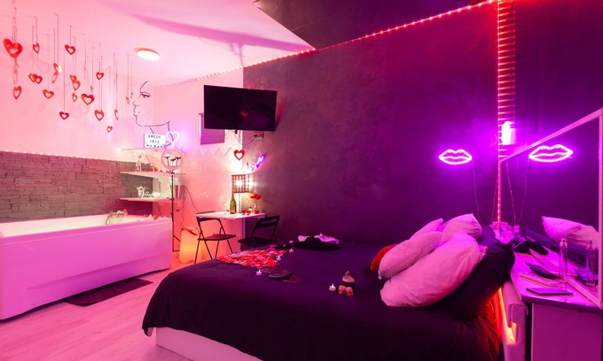 Le Mourillon Apartment | Studio Apartment "Love Room Avec Balnéo" with Whirlpool, Private Terrace & Wi-Fi