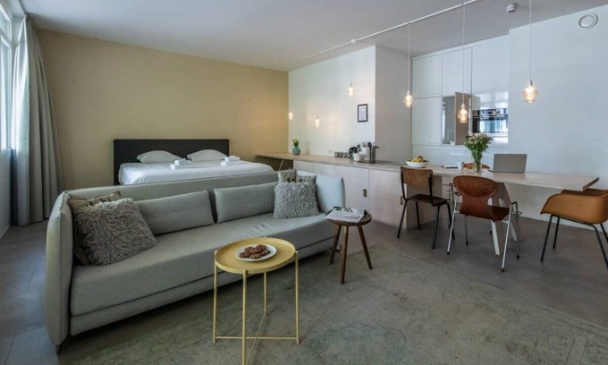 Westpoort Apartment | Studio Apartment with Balcony