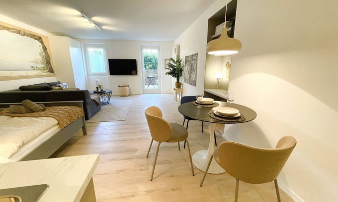 Straubing Apartment | Studio Apartment 'Zentral Mit Überdachter Terrasse' with Private Terrace and Wi-Fi