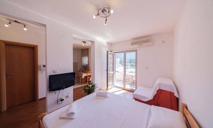 Maini Apartment | Studio Apt for 3 w/Balcony – Walking Distance to Beach No. 6