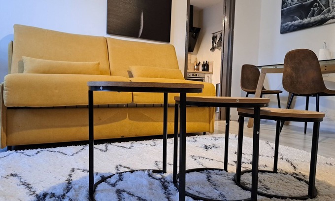 Nimes Apartment | STudio - bright - CLIM - Balcony - Wifi - shared bathroom