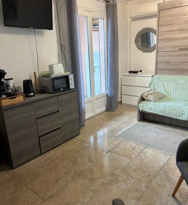 Les Bormettes Apartment | studio climatisé proche port et plages