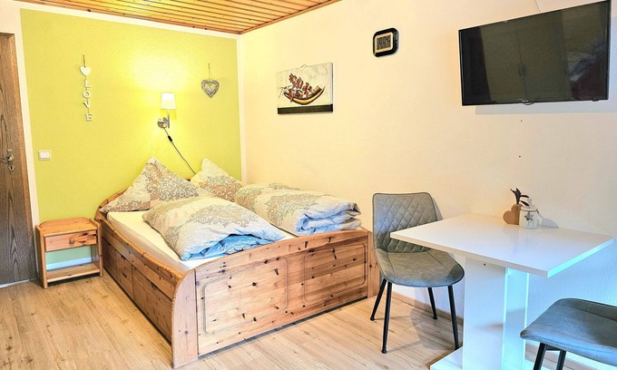 Bad Peterstal-Griesbach Apartment | Studio Apartment 'Einzimmerapartment Nr 4' with Mountain View, Shared Terrace and Wi-Fi