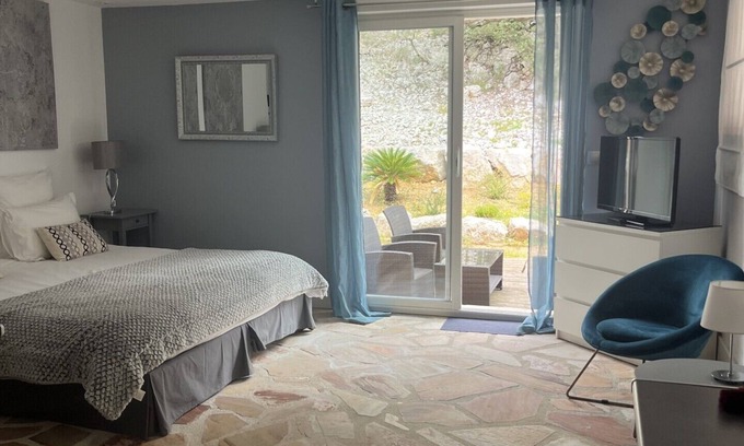 Puechabon Apartment | Studio en Chambre D'hôtes Proche de St Guilhem le Désert Avec Piscine et Jacuzzi