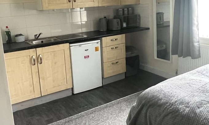 Forest Fields Apartment | Studio Flat 7, Private Shower & WC With Kitchenette