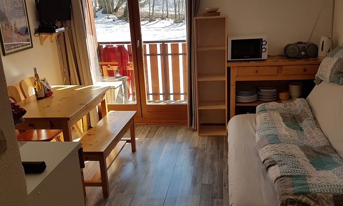 Bernex Apartment | Studio Flat, Sleeps 4. Doorstep skiing with spectacular views and location.