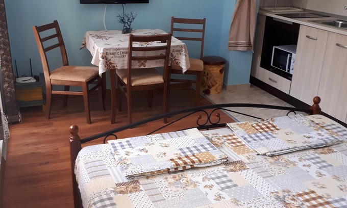 Pomorie House | Studio flowers 2 + 1