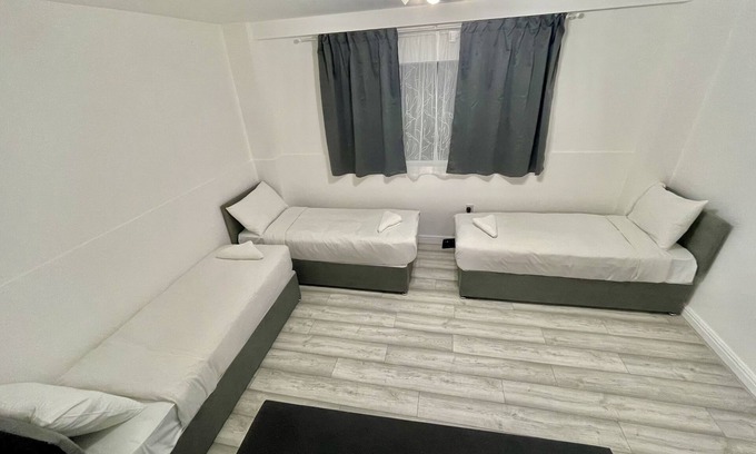 Stepney Green Apartment | Studio for 4 people Quad Citymax 1