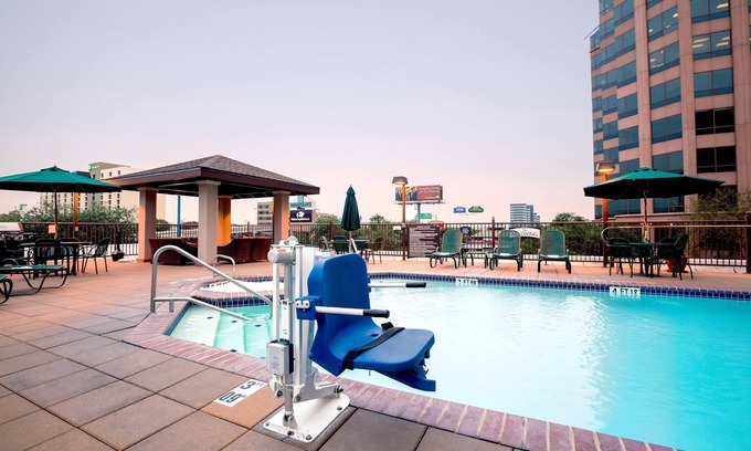 Shearer Hills - Ridgeview Apartment | Studio | Free Breakfast + Outdoor Pool and Hot Tub