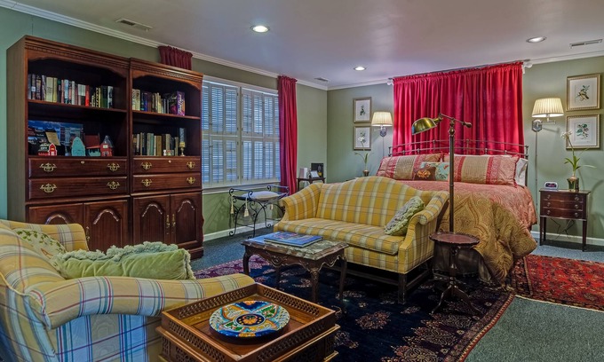 Franklin House | Studio Home, Walk to Downtown Franklin, Pets, Big Yard & Operated by Locals