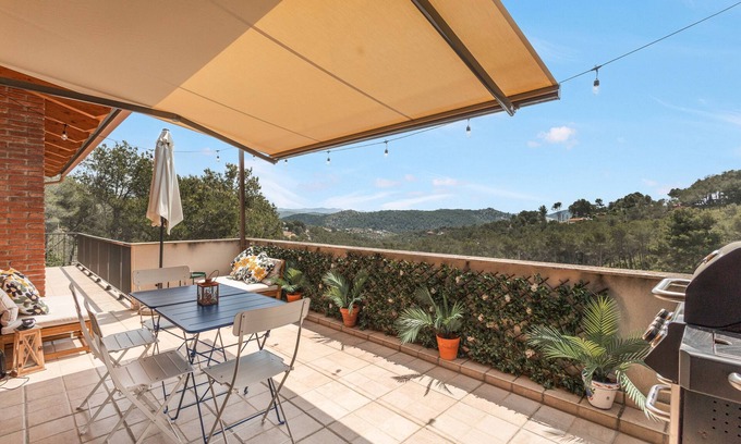 Olivella Apartment | Studio 'Loft Cim Apartments' with Mountain View, Wi-Fi and Air Conditioning