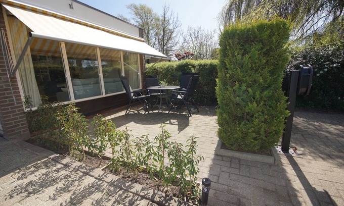 Uitwellingerga Apartment | Studio Marretoer in the middle of the lake area; lockable shed for bicycles