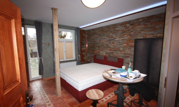 Neuschonefeld Apartment | Studio Metal North - Romantic Apartments in Leipzig, *2km to the city center*