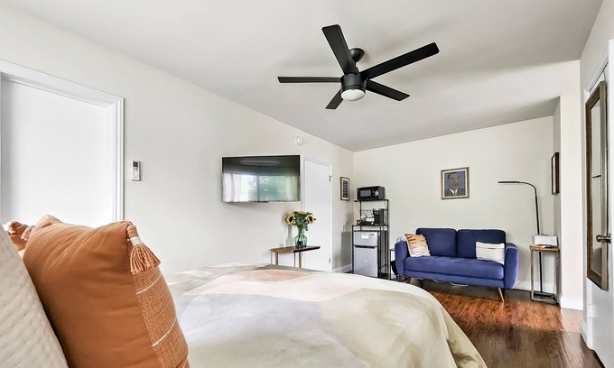 Palms Apartment | Studio Mins to Venice Beach, Sony Studios, LAX & Vibrant Downtown Culver City
