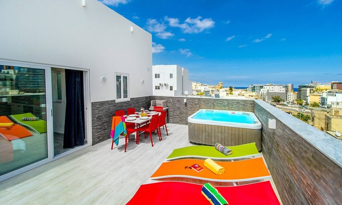 Swieqi Apartment | Studio Penthouse Apartment with Jacuzzi in St. Julian's