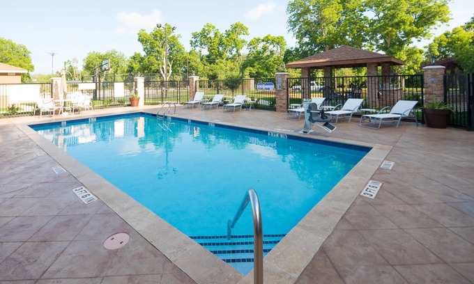 Lake Jackson Apartment | Studio | Pool + King bed + FREE Breakfast