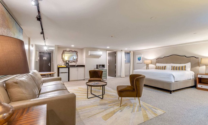 East Bank Apartment | Studio Retreat for 4 Near DT, Walk to Broadway!