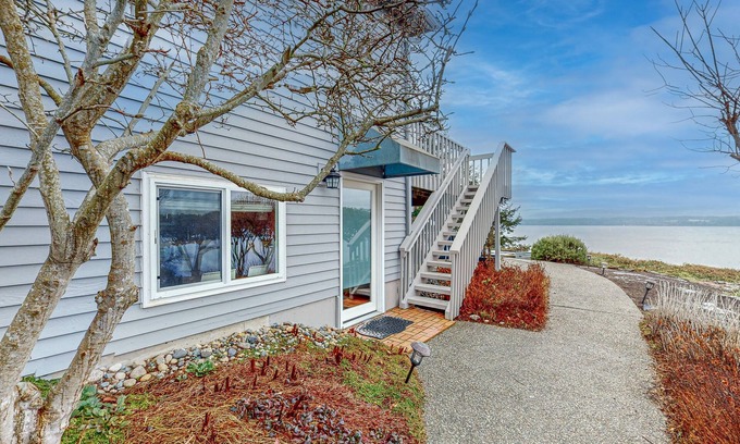 Camano Island Apartment | Studio retreat with kitchenette & stunning Sunset views - close to beaches