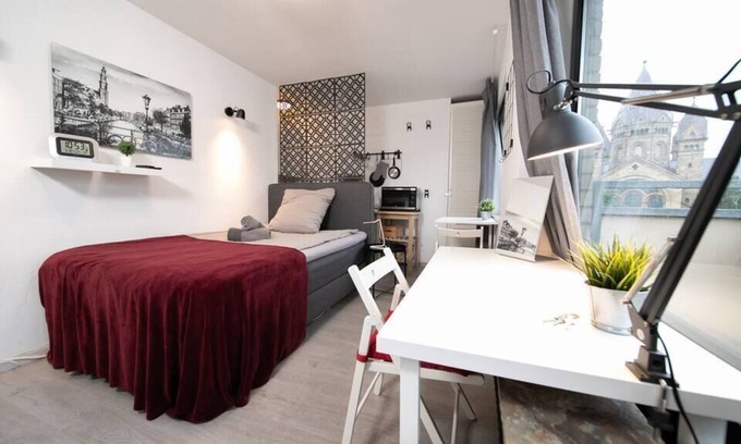 Pempelfort Apartment | Studio Rosso Zentral Altstadt Balkonmesse