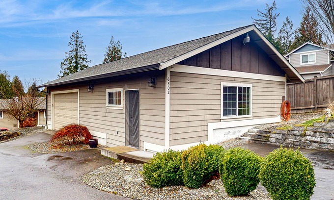 Bonney Lake Apartment | Studio unit with full kitchen, W/D, fireplace, & patio area