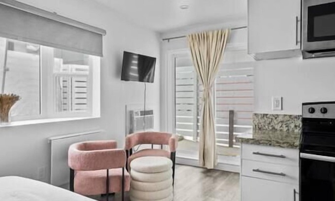 University Heights Apartment | Studio Verde- Free Parking, Central North Park