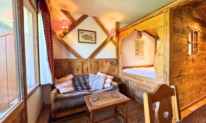 Reberty Apartment | Studio with enclosed bed and mountain corner at the foot of the slopes