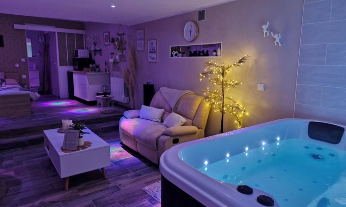Westrehem Apartment | Studio with Jacuzzi, terrace, private Wi-Fi access