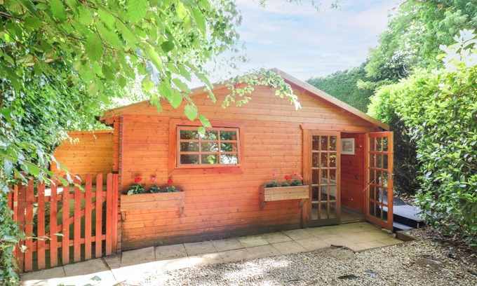 Longborough Cottage | STUMPS CROSS LODGE, pet friendly, with a garden in Winchcombe