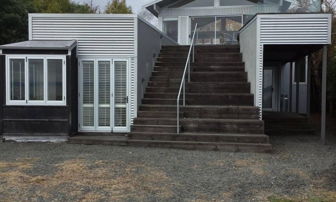 Waitahanui House | Stunning lake front house with view of mountains.