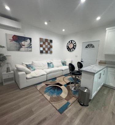 Canoga Park House | Stunning Guest House in West Hills California
