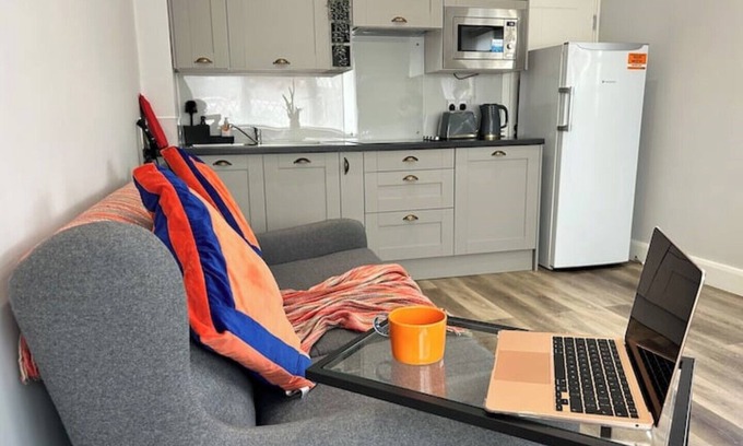Ewell Apartment | Stunning 1-bedroom annexe-flat near London