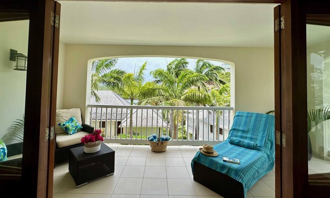 Freetown Apartment | Stunning 1 Bedroom Hideaway Palm /Garden View
