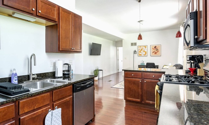 Italian Village Apartment | Stunning 1 Bedroom near Short North