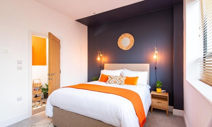 Worthing Apartment | Stunning 2 Bed Apartment Sea Views and Parking