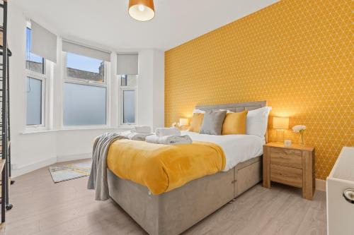 Mill Road Apartment | Stunning 2-bedroom flat with garden and games near city centre
