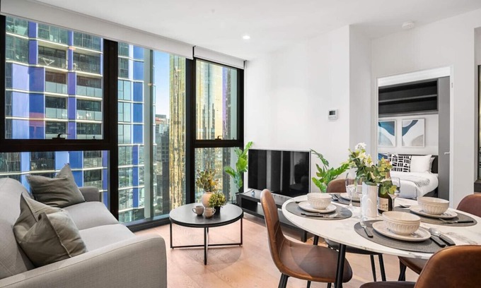 North Melbourne Apartment | Stunning 2BR Apartment in Melb CBD w/Pool and Gym