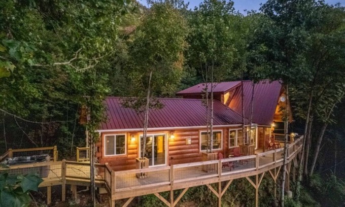 Waynesville Cabin | Stunning 2BR Cabin with Mountain Views