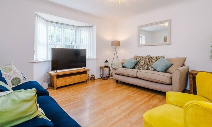 Binley House | Stunning 3 Bedroom House Coventry