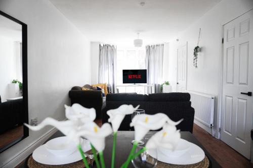 Clayton House | Stunning 3-Bedroom Home, Near Etihad Stadium and Coop Live Arena, Sleeps 7