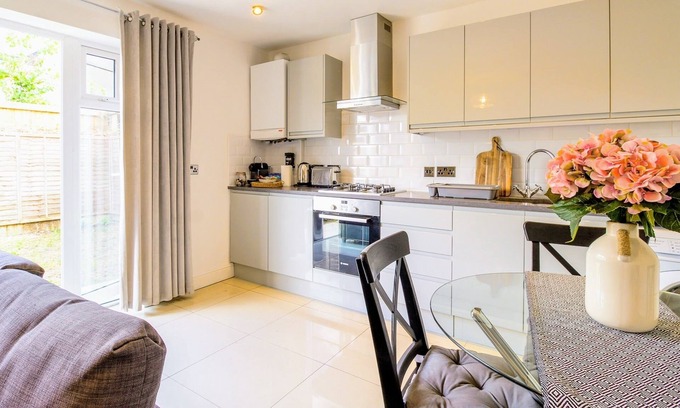 Uxbridge House | Stunning 3bedroom bungalow in Uxbridge (Parking)