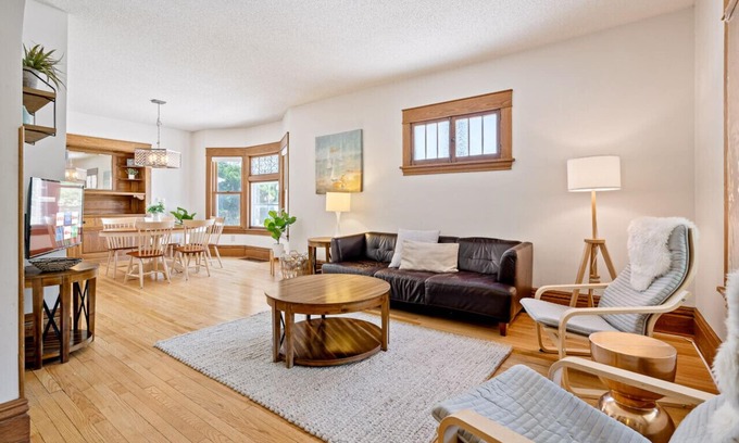 Merriam Park House | Stunning 3br close to everything! Clean and bright