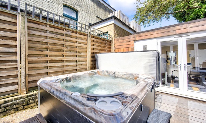 Snaresbrook House | Stunning 4 Bedroom House - Hot tub+Gym - Sleeps upto 8 -Escape London, in London